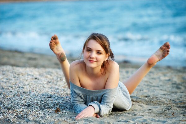 Piękna dziewczyna leży na plaży