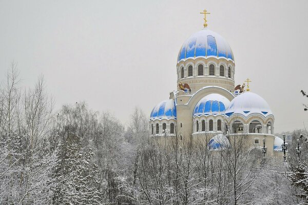 Église orthodoxe en hiver