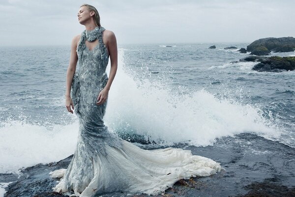 Attrice Charlize Theron sul mare