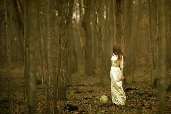 Foresta d autunno e ragazza in bianco