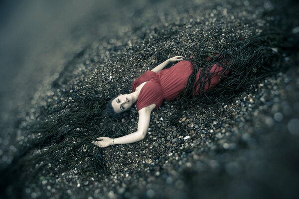 Fotoshooting am Meer. mädchen im roten kleid