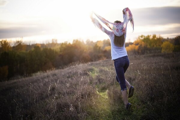 Chica en el campo se siente libre