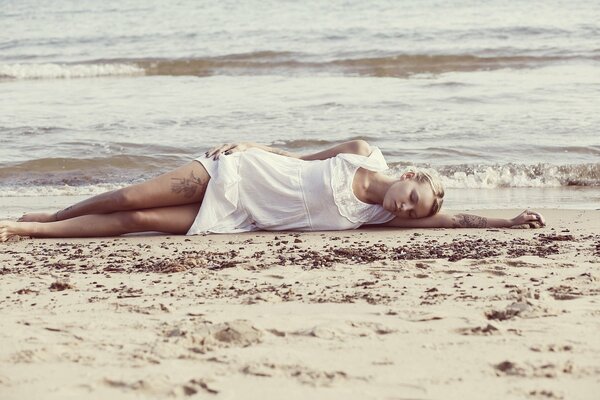 Jeune fille se trouve sur le bord de la mer