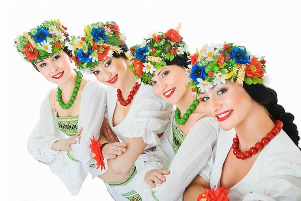 Belles filles en costumes folkloriques