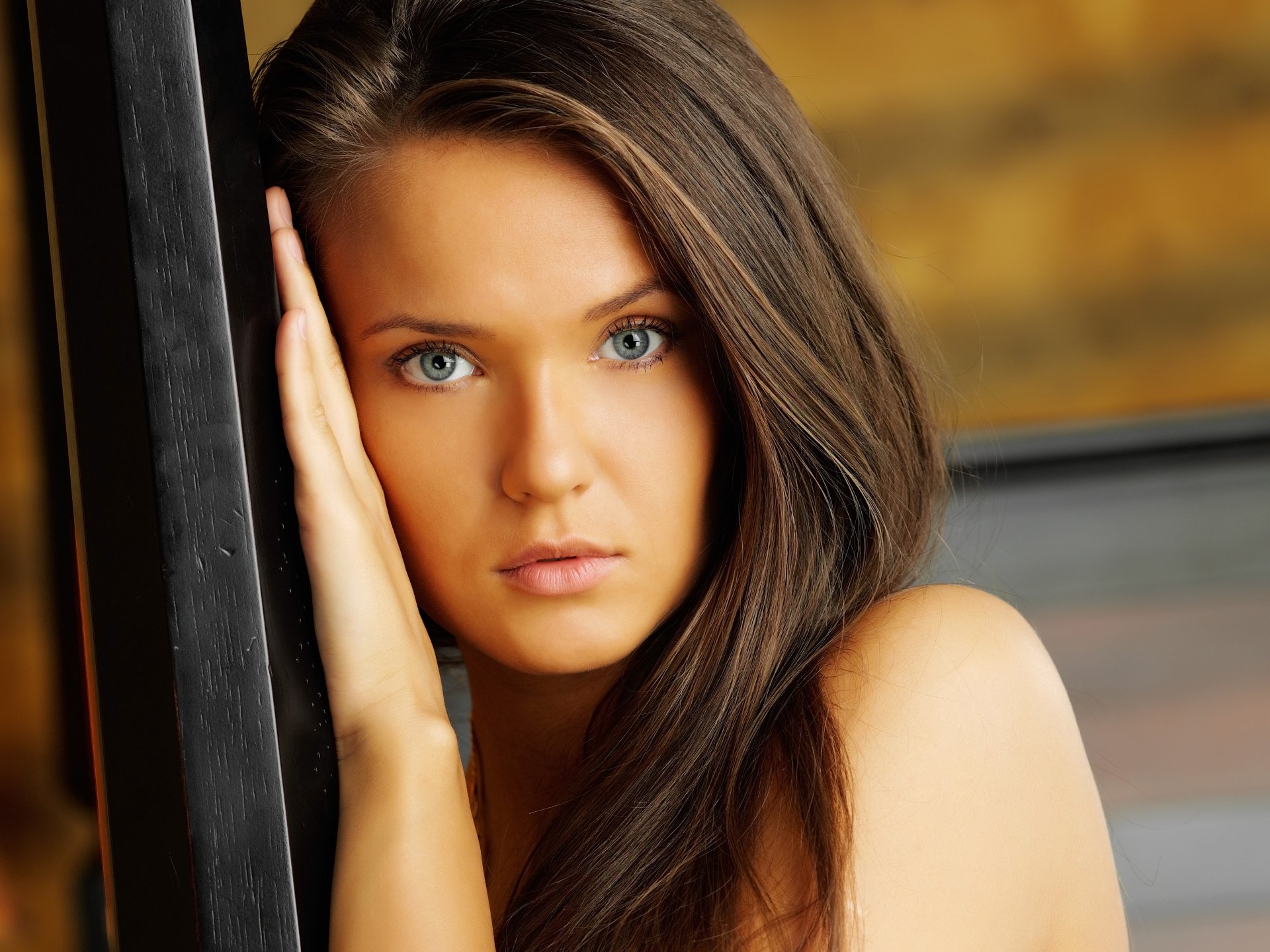 ragazza sguardo capelli