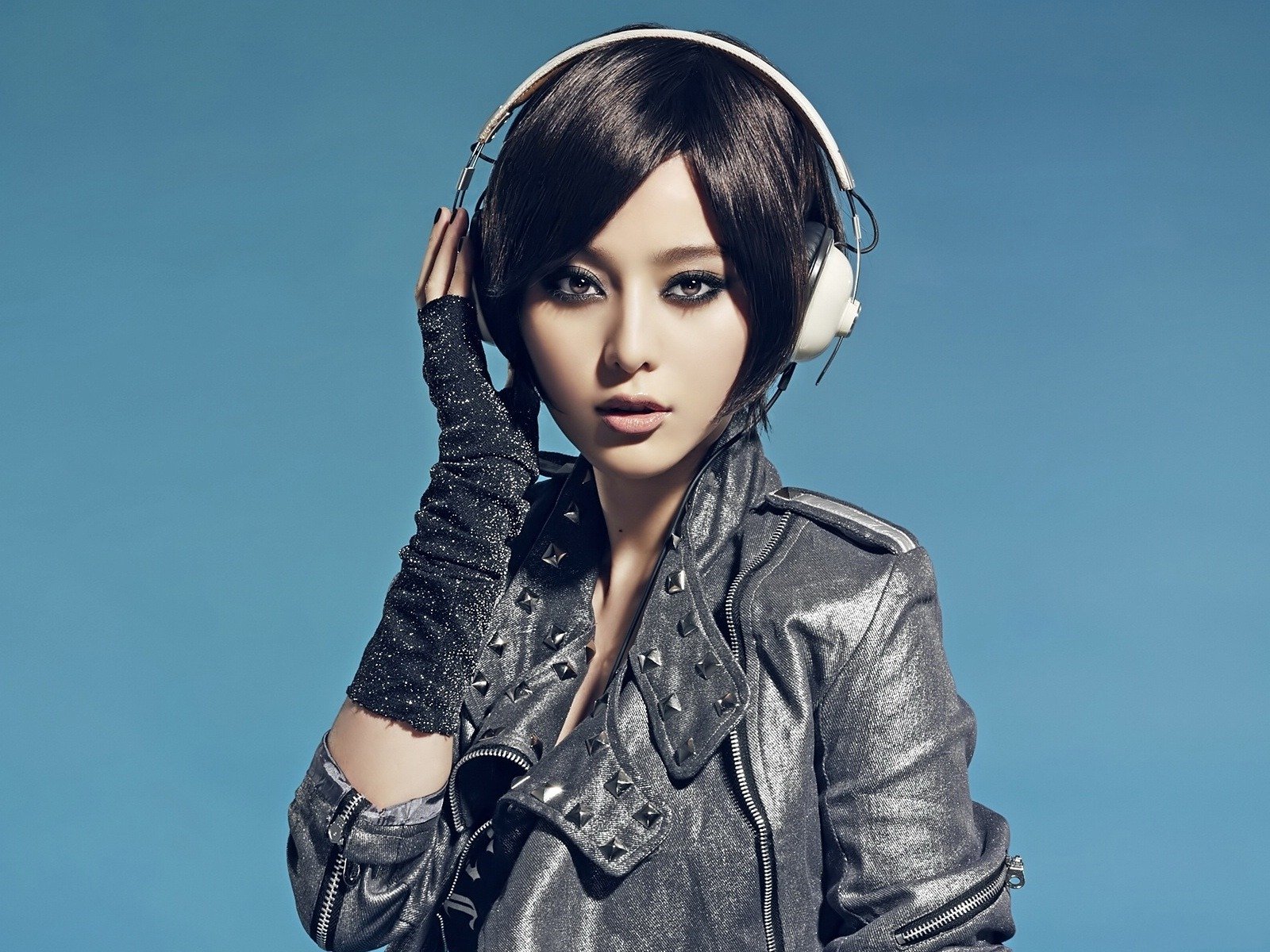 style fille asiatique look casque fond bleu