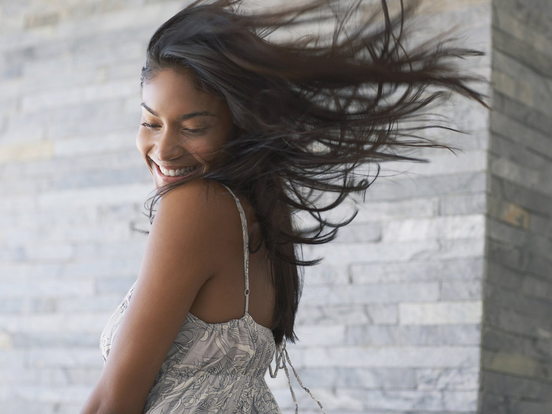 chica sonrisa pelo viento vestido