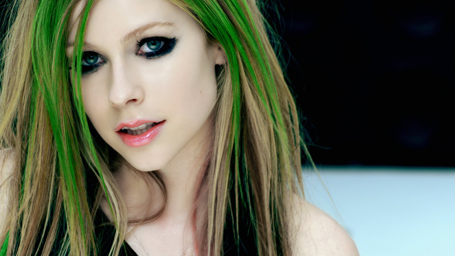 avril lavigne cantante ragazza viso capelli