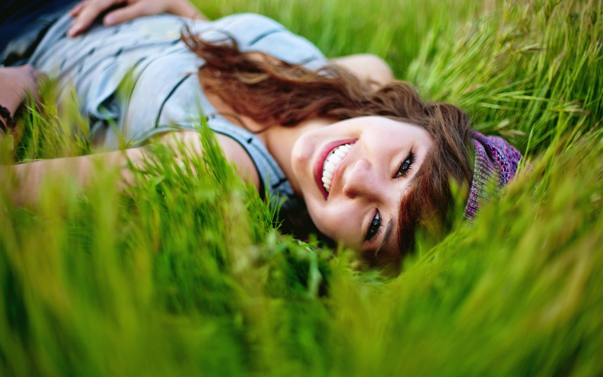 ragazza sorriso umore natura estate erba