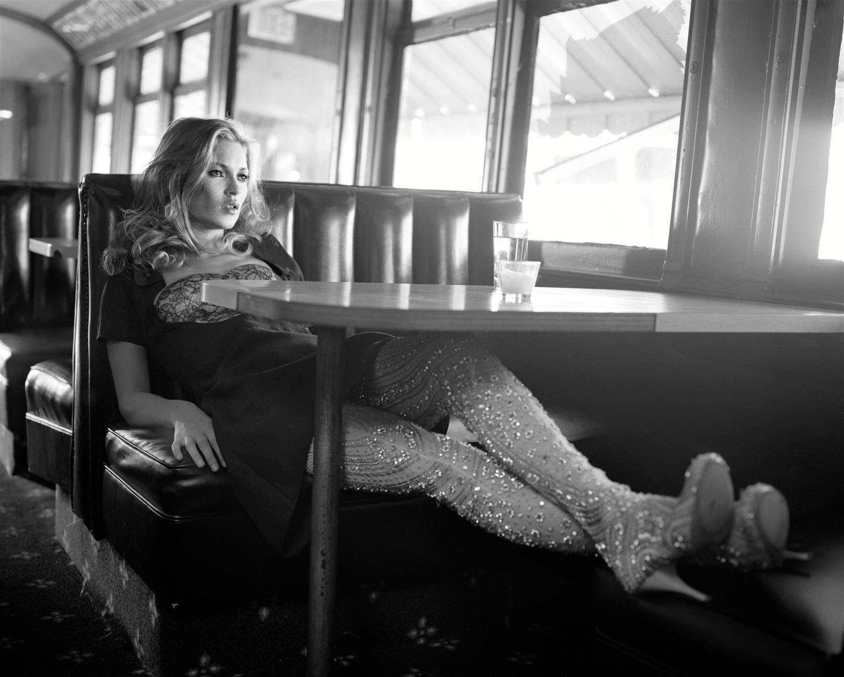 kate moss noir et blanc table pieds verres