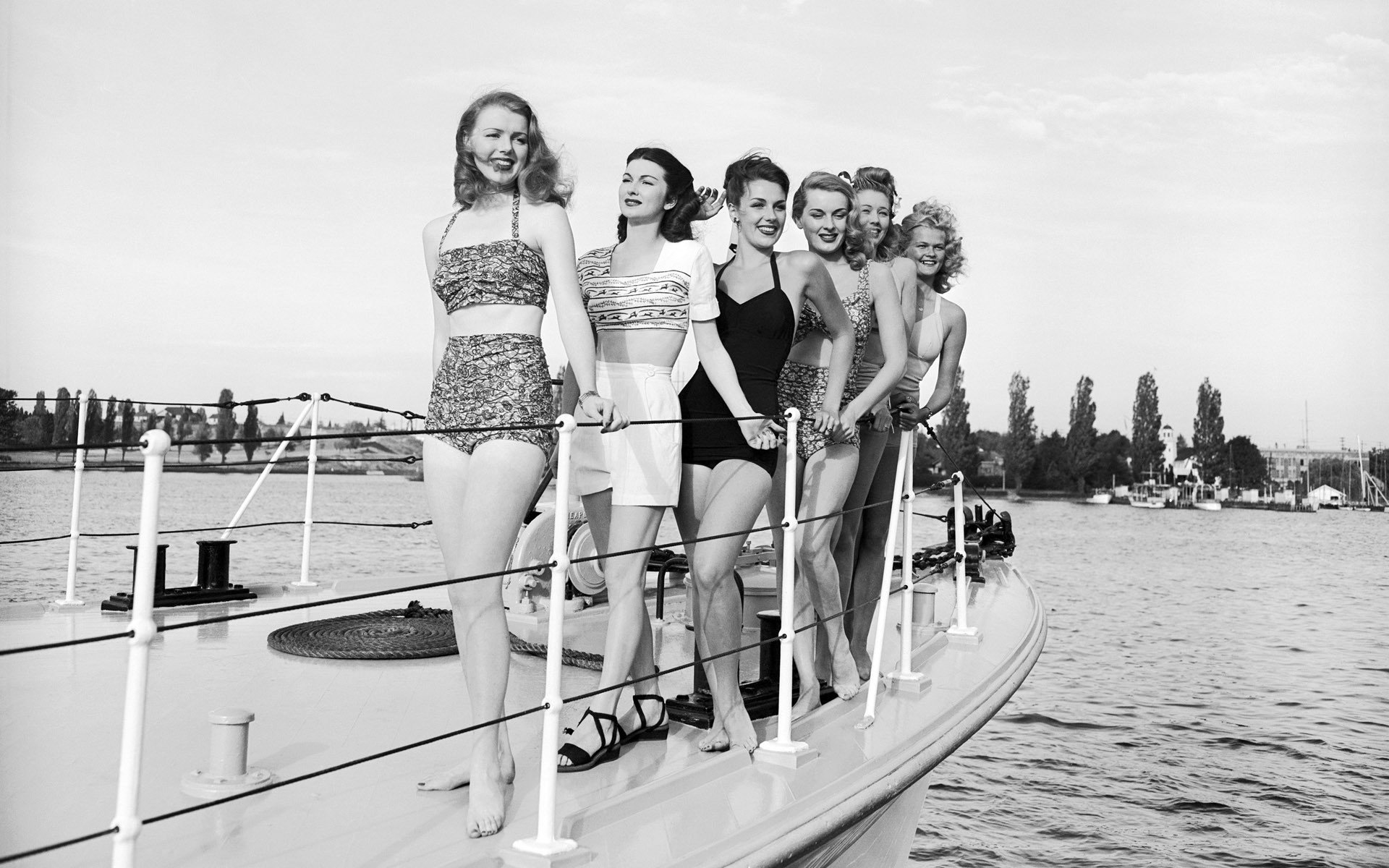 ragazze retro yacht mare costumi da bagno