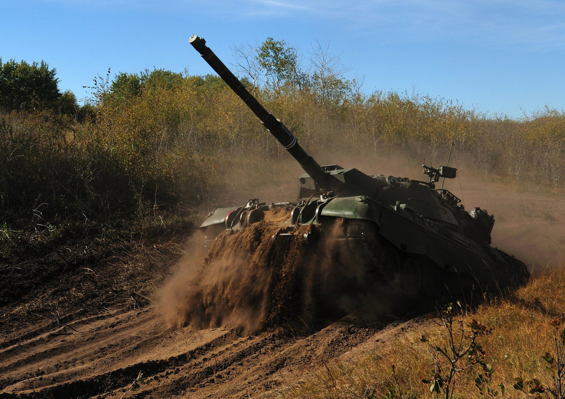 combate carretera tanque leopard-c2 barro canadiense