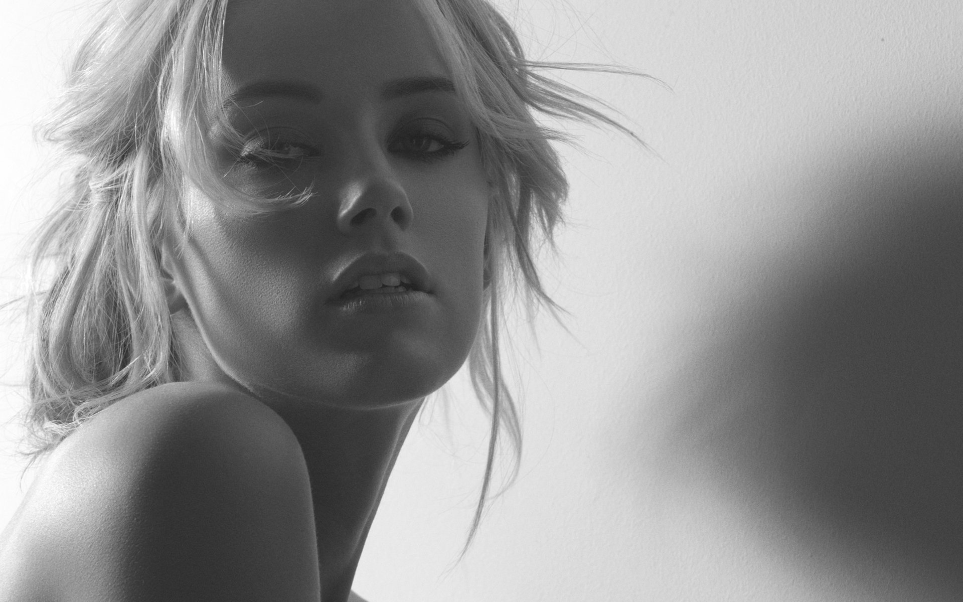 black and white photo blonde view amber heard