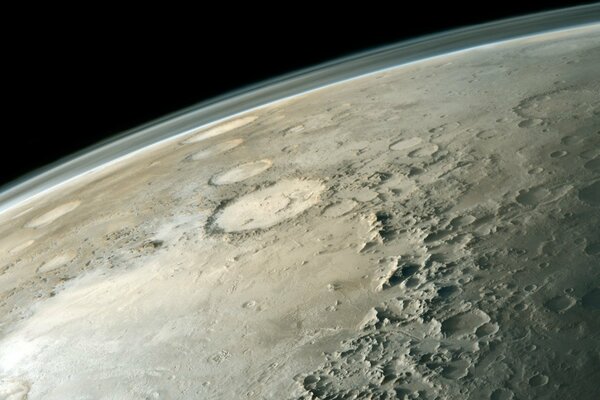 Agujeros de Cráter en la superficie del planeta en el espacio