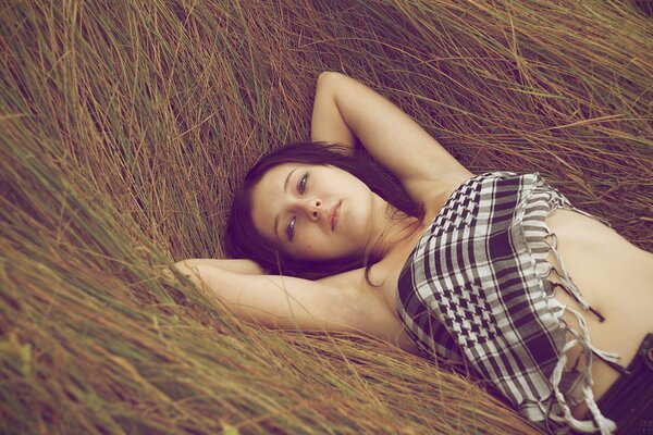 Brunette se trouve dans l herbe