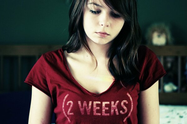 Chica triste con camiseta roja