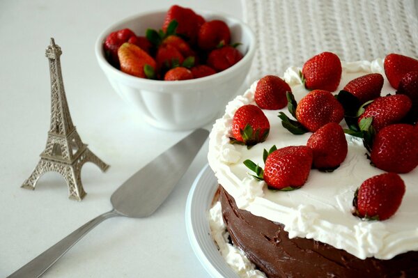 Schokoladenkuchen mit Schlagsahne und Erdbeeren