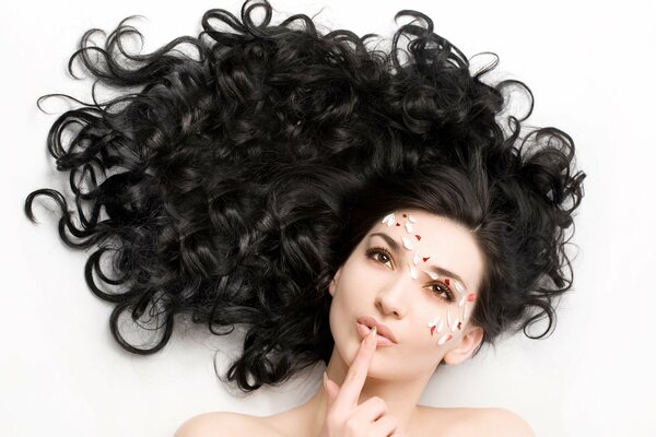 Ragazza con i capelli scuri su sfondo bianco