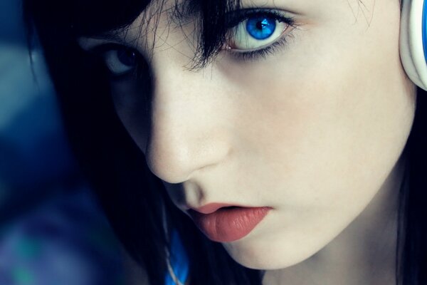 Los ojos azules de la chica en los auriculares
