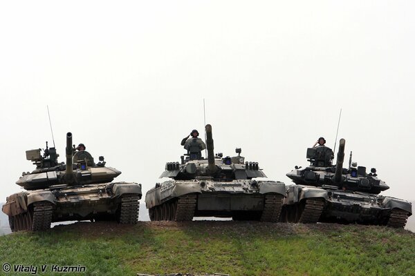 Trzy czołgi w rzędzie stoją na górze