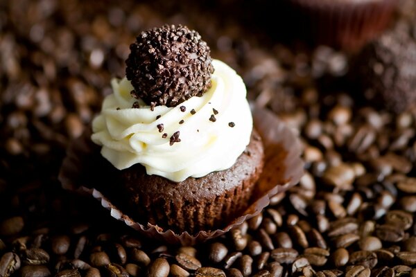 Muffin au café avec des bonbons au chocolat sur la crème