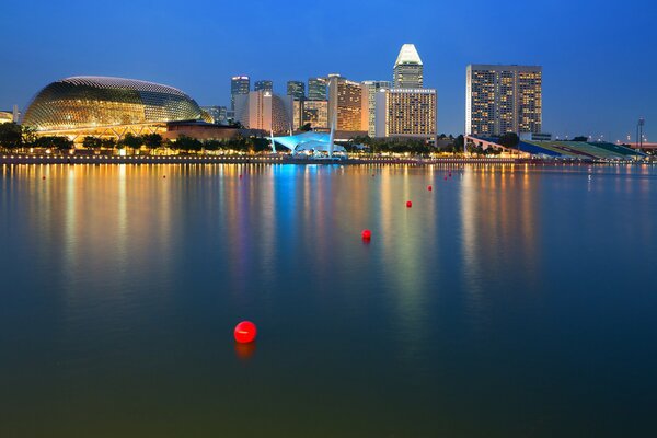 Schöne Architektur auf dem Wasser in Singapur