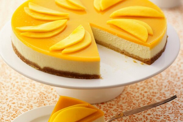 Ярко-жёлтое фруктовое пирожное на тарелке