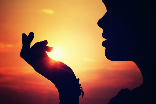 Silhouette d une jeune fille sur fond de coucher de soleil