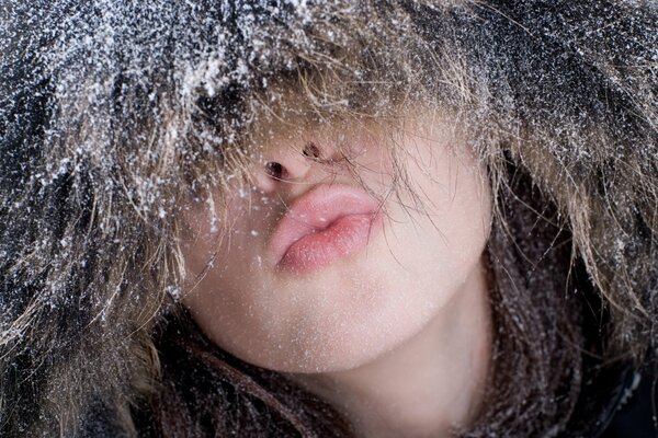 Ragazza in cappello di pelliccia con brina