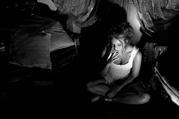 Photo en noir et blanc d une fille qui fume