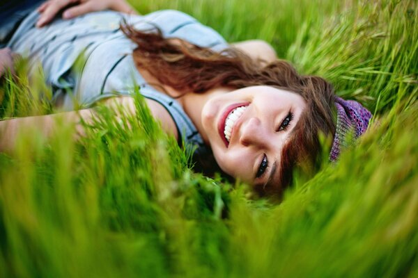 Uśmiech dziewczyny na trawie