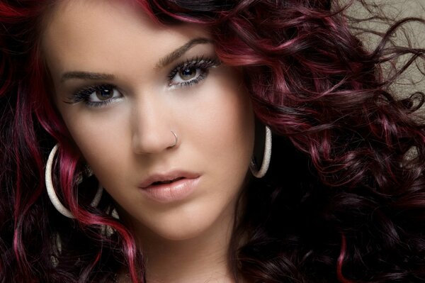 ¡La pelirroja joss Stone mostró un nuevo piercing!