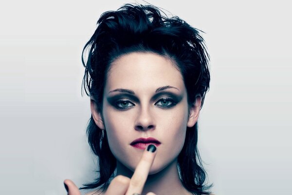 Hermosa Kristen Stewart muestra indecente