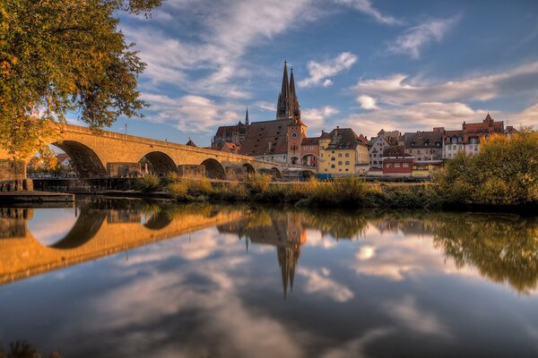 Schöne Brücke über den Fluss in Deutschland