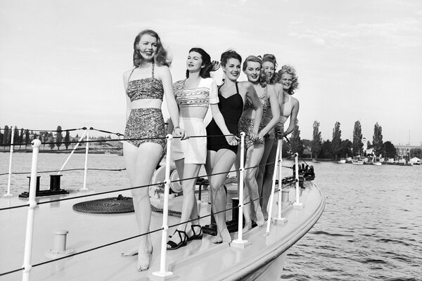 Retro-Fotos von Mädchen in Badeanzügen auf einer Yacht