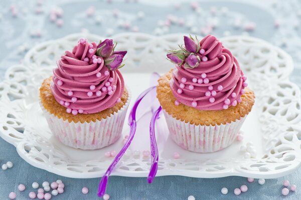 Rosa Dessert in Form von Muffins mit Dekorationen