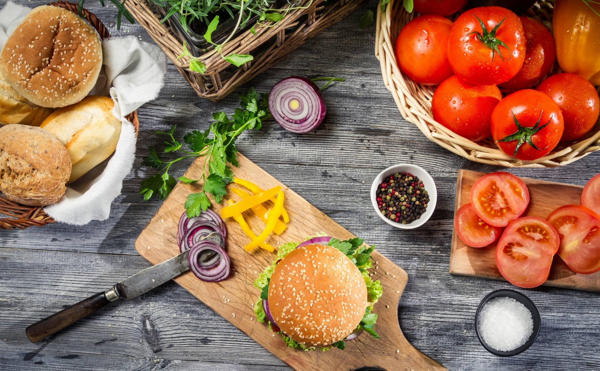 hamburguesa tomates panecillos pimientos cebolla cuchillo