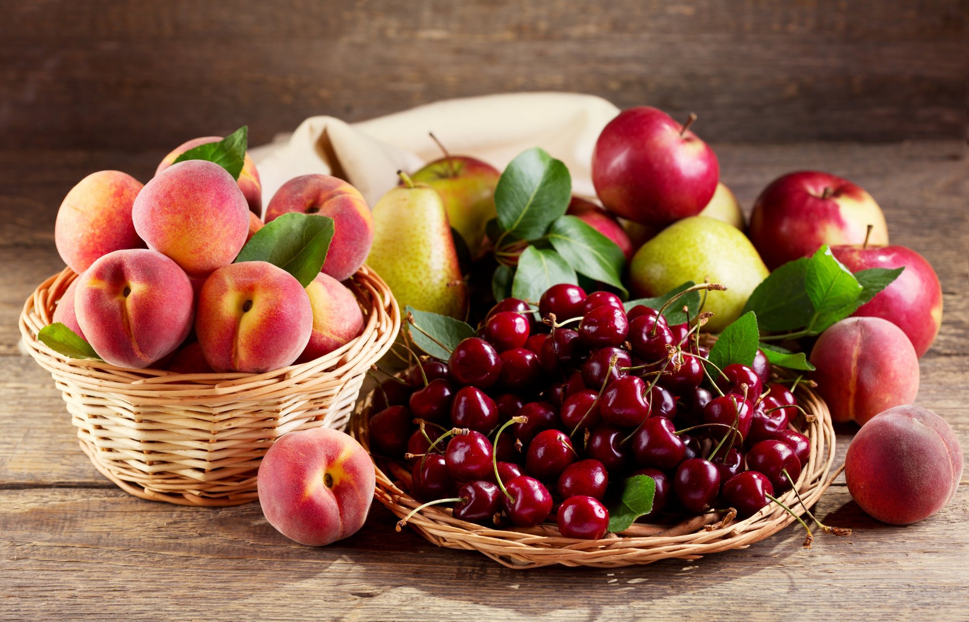 cesta cerezas melocotones peras manzanas