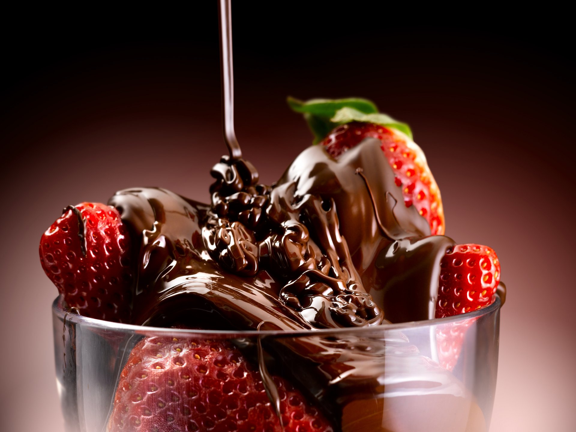 weet dessert strawberries in chocolate trickle of chocolate chocolate-covered strawberries a stream of chocolate