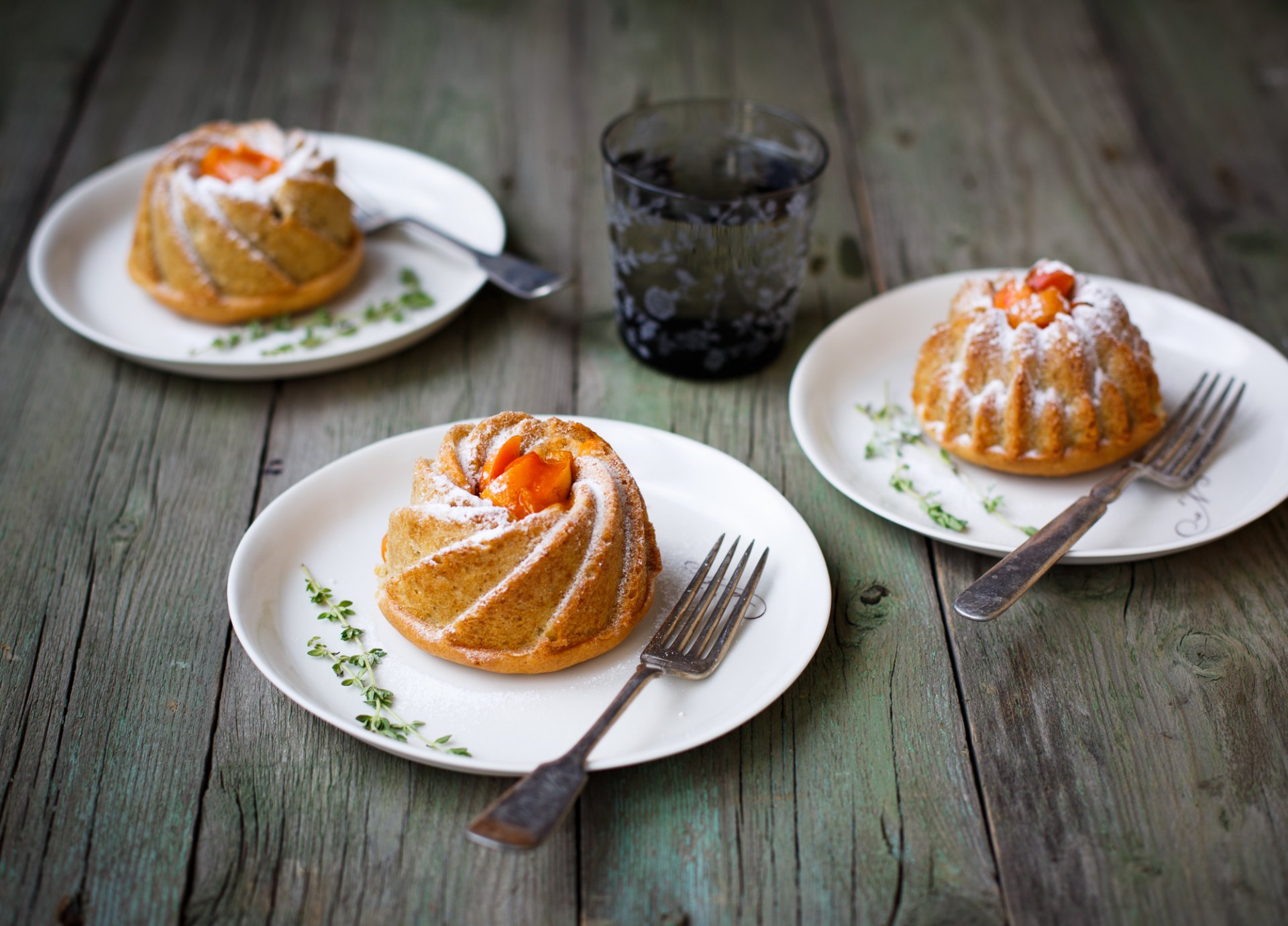 magdalenas albaricoque pasteles frutas albaricoque platos tenedores vaso julia husainova