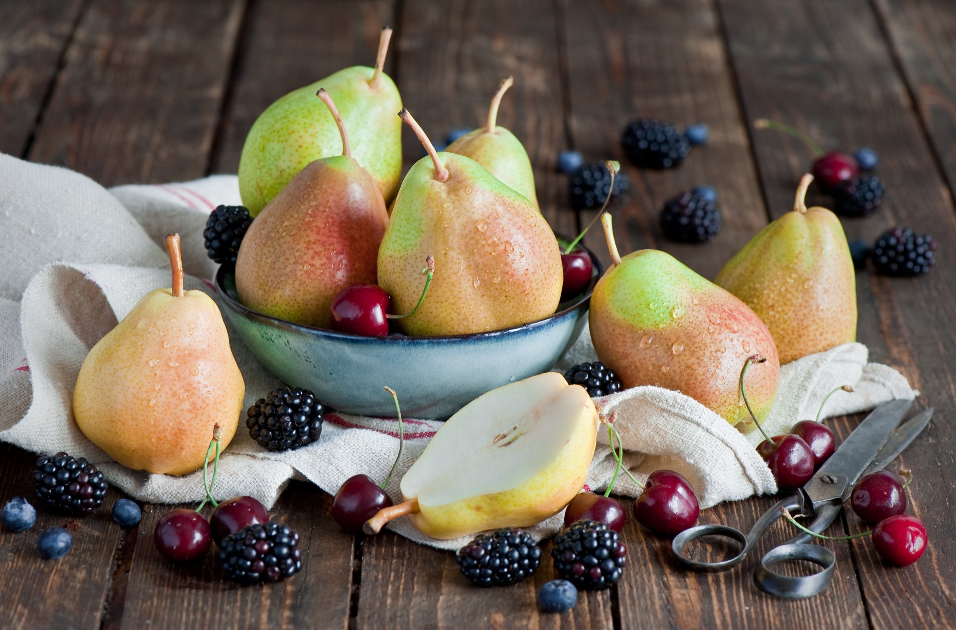 poires baies mûres cerises ciseaux nature morte