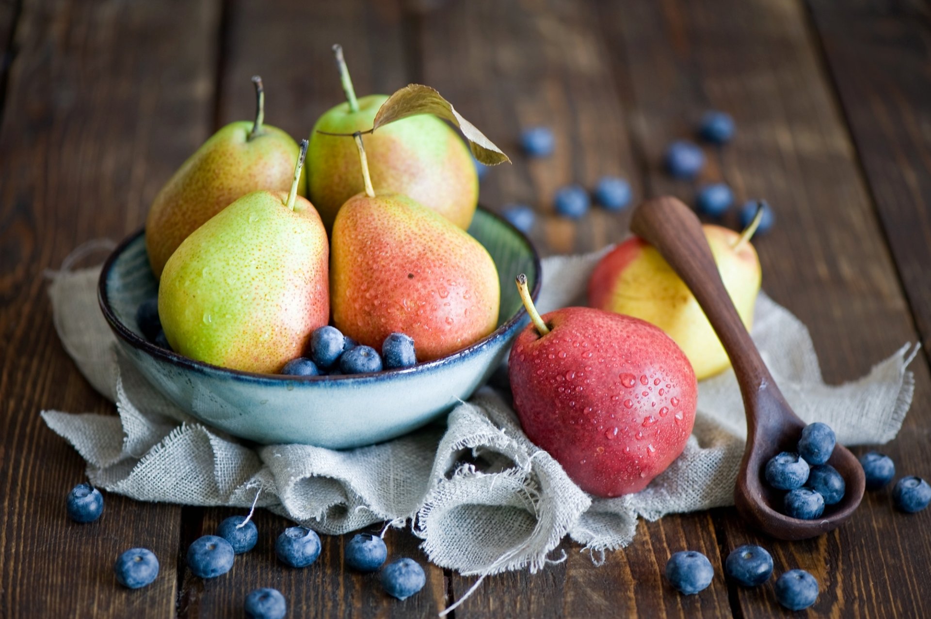 birnen blaubeeren teller obst beeren tropfen löffel stillleben anna verdina