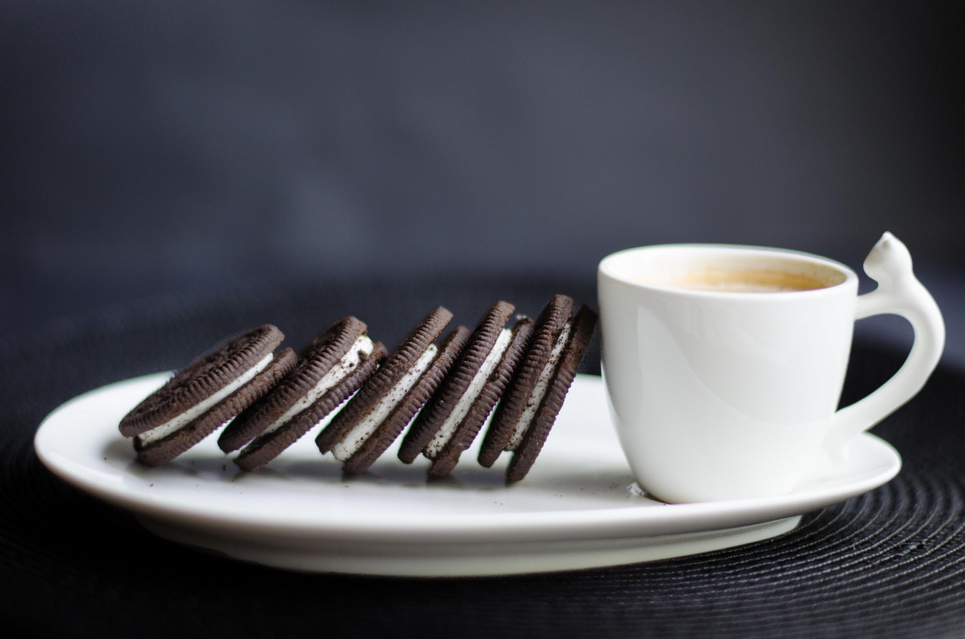 tasse weiß kaffee trinken kekse schokolade frühstück