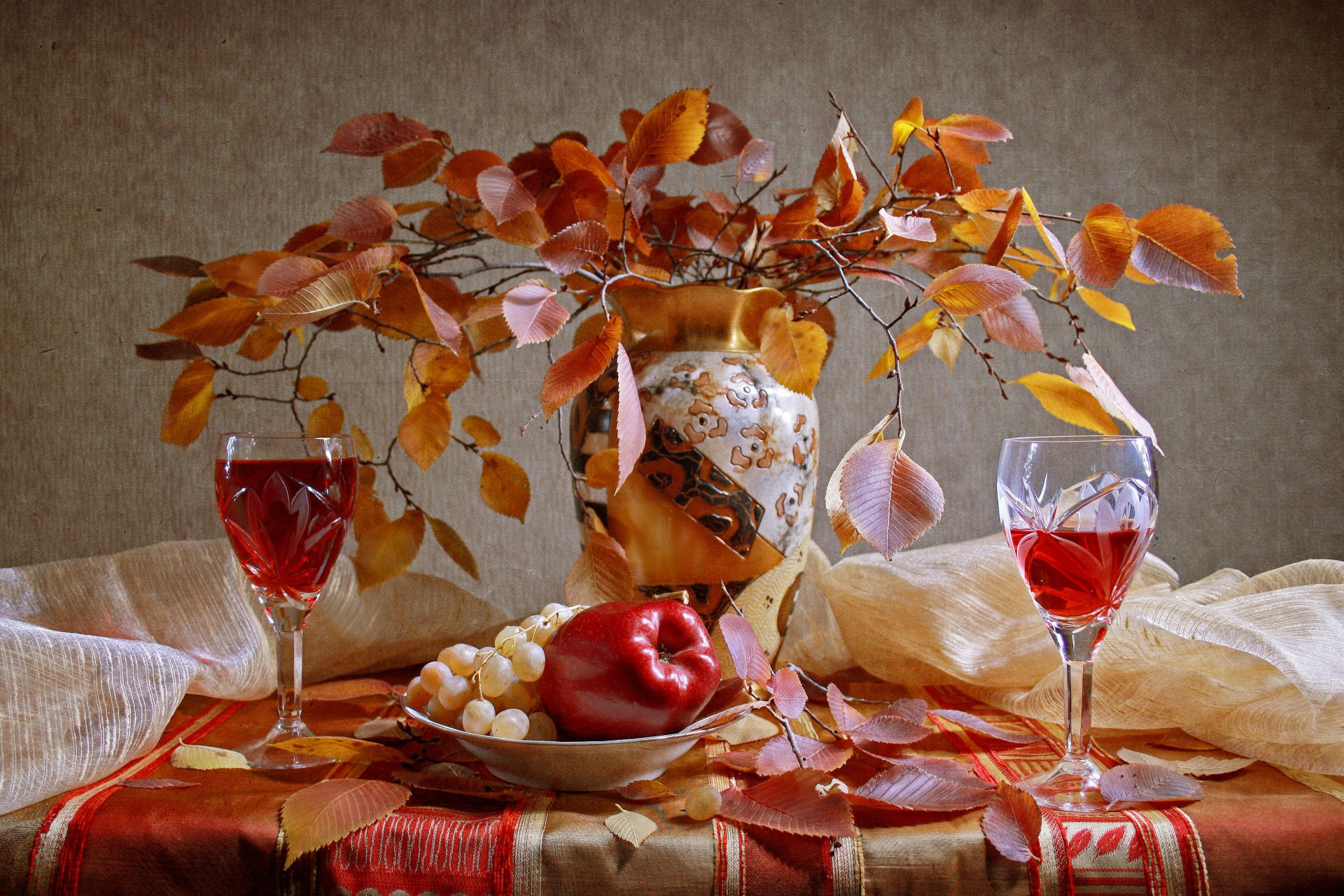 autunno appuntamento due bicchieri vino foglie bouquet vaso uva mela natura morta dimitorrr