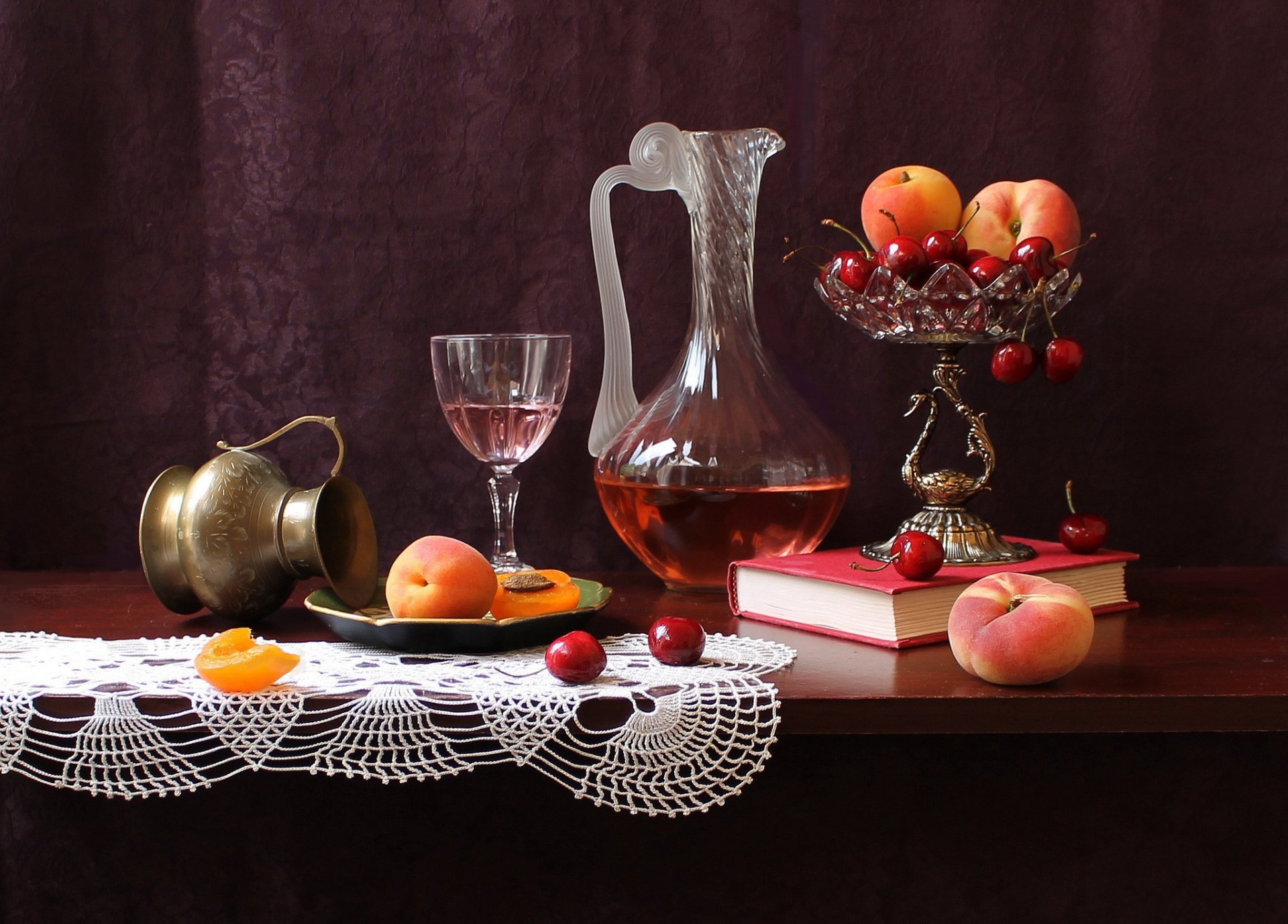 table livre vase carafe fruits cerise pêches nature morte