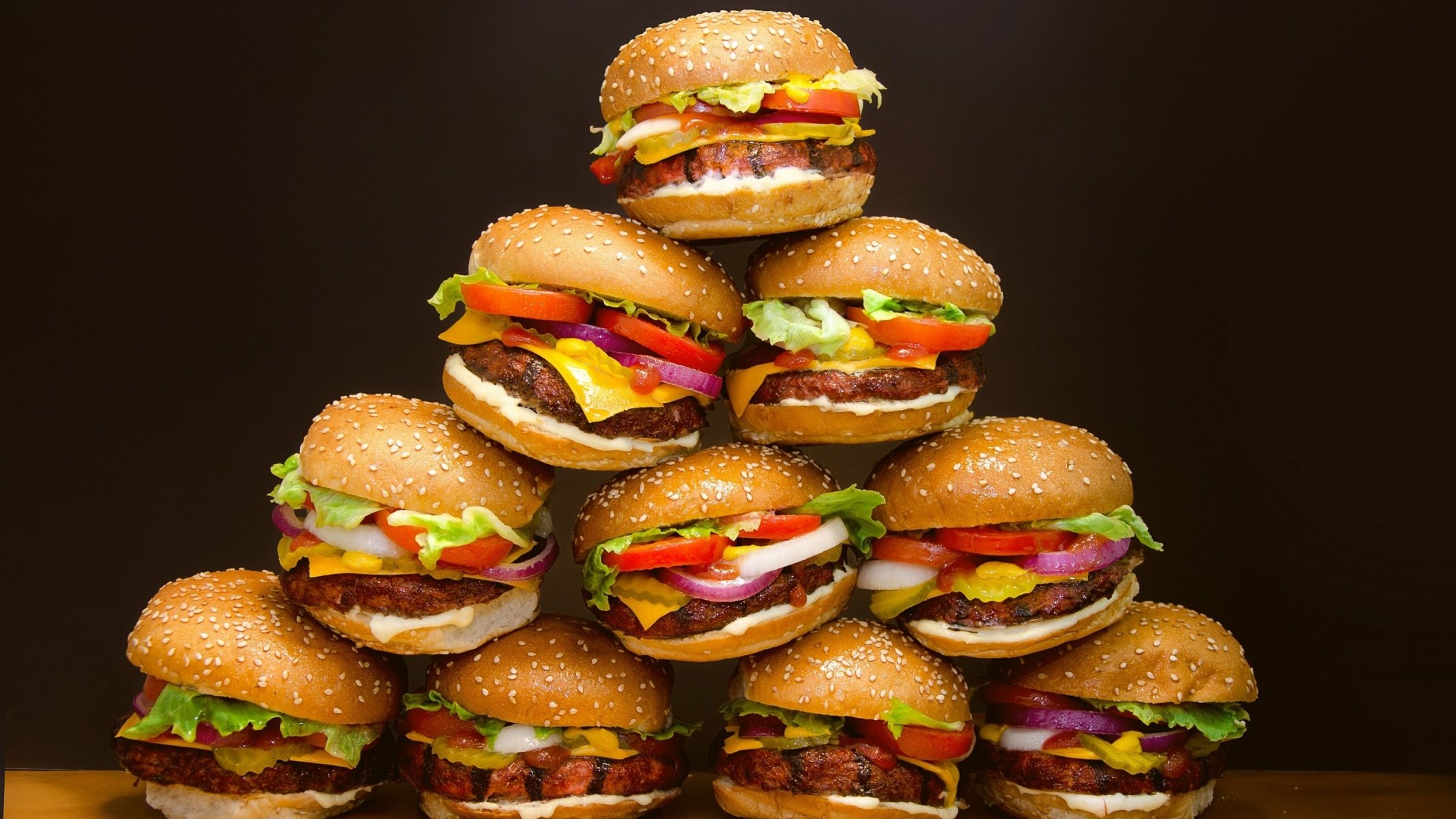 hamburger brot brötchen gemüse fleisch essen viel pyramide