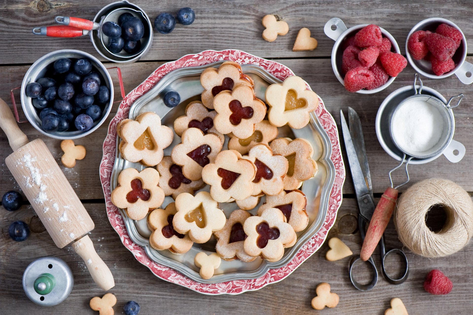 galletas bayas arándanos frambuesas tijeras hilo naturaleza muerta