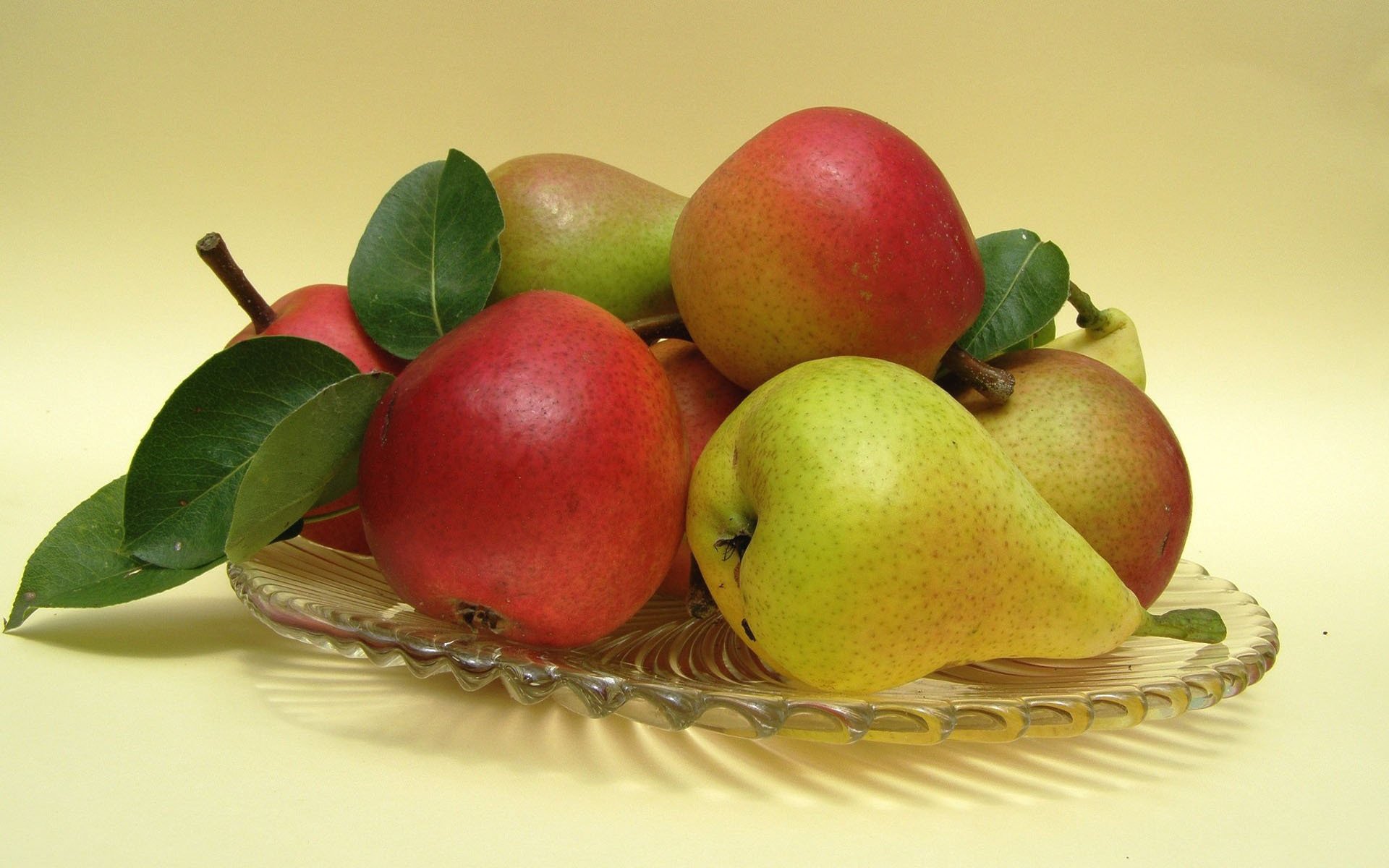 poire plaque fond jaune