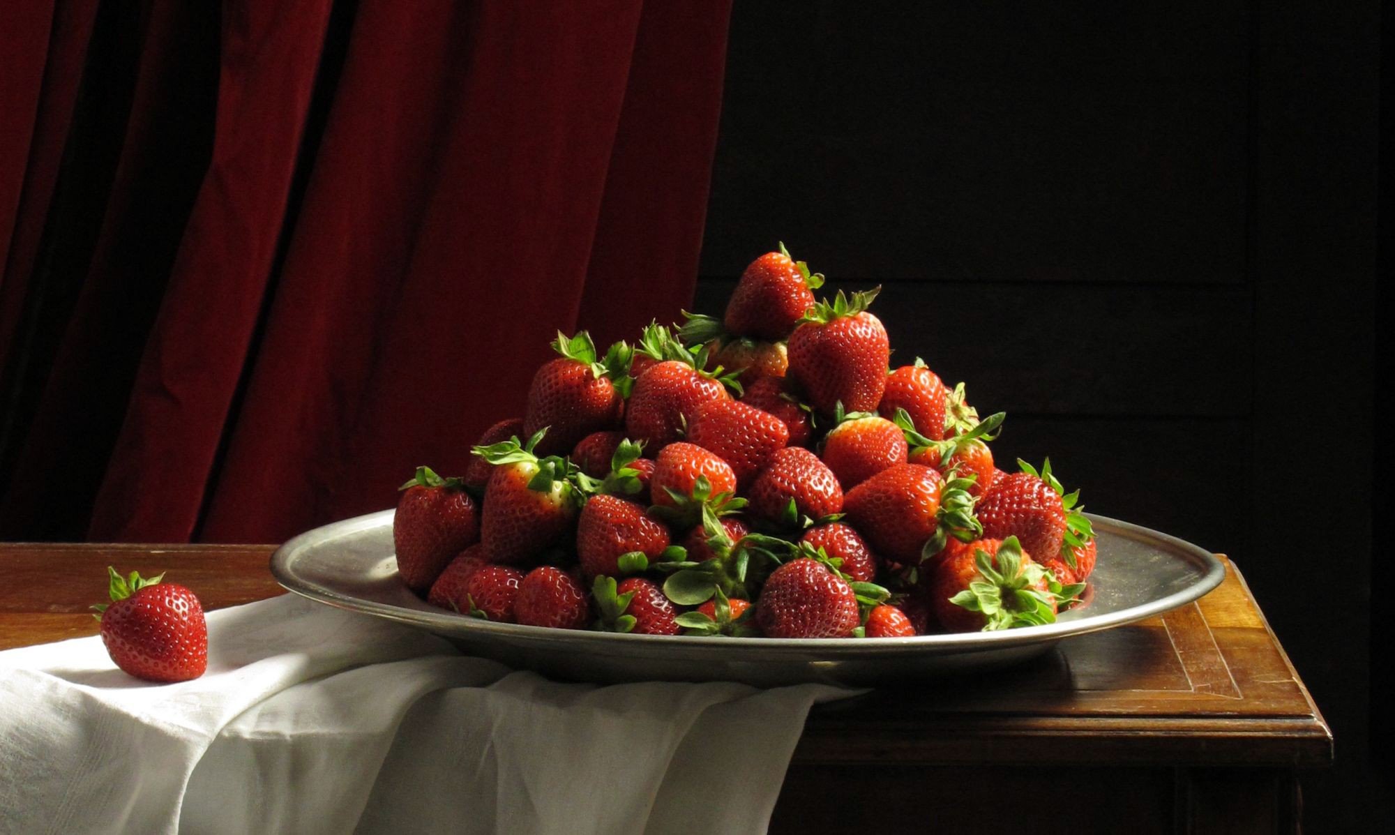 table tissu blanc nappe assiette rouge baie fraise toboggan