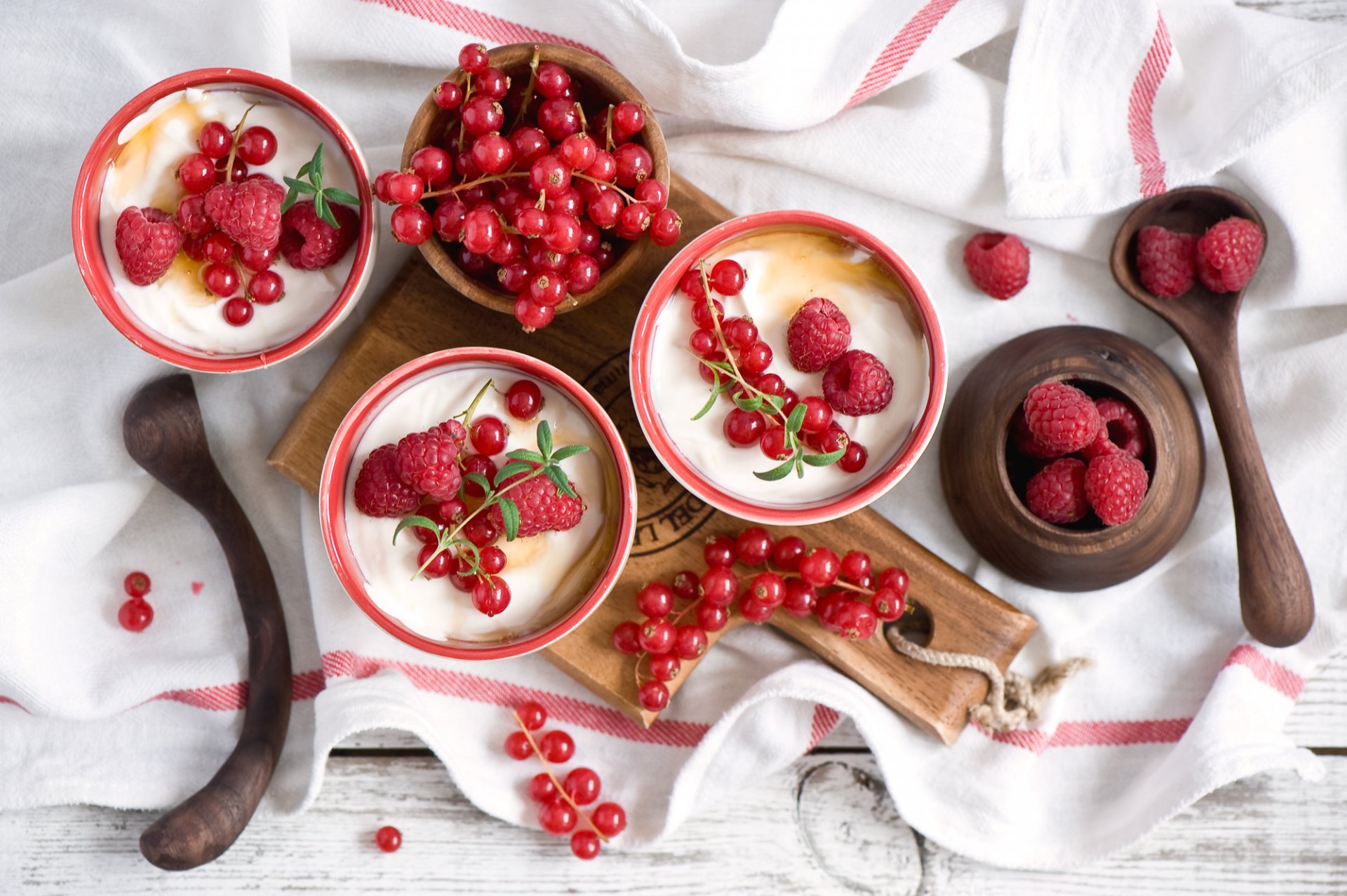 dessert lamponi ribes bacche yogurt tavola cucchiai tovagliolo anna verdina